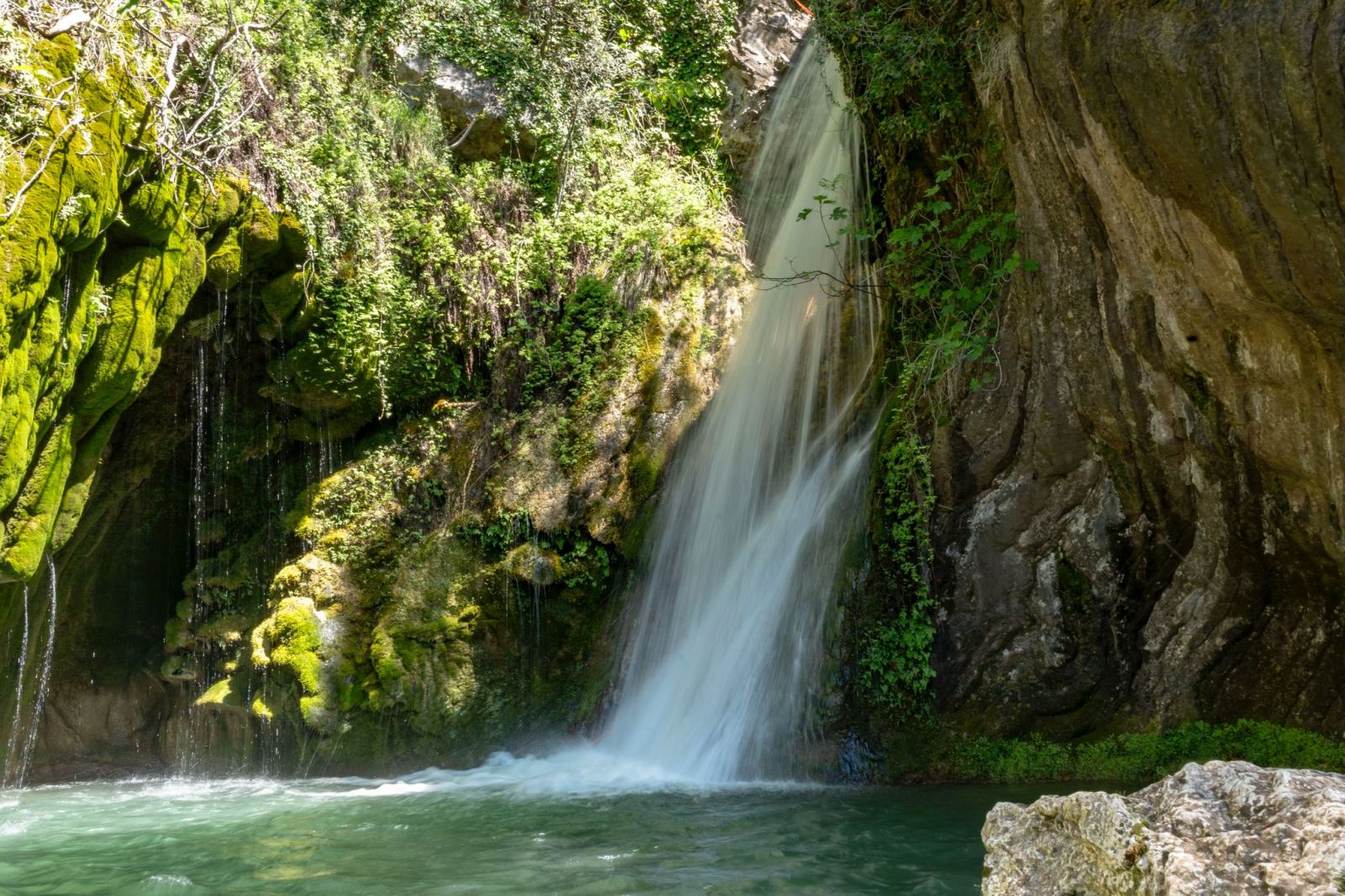 Guests walking through Drenostica Canyon